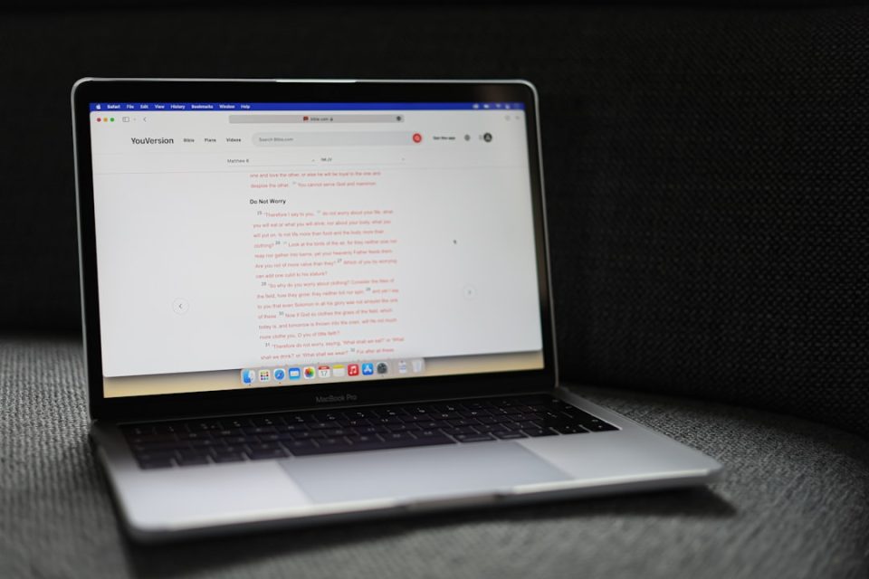 a laptop with a blank screen ai summarizing, web reader, helpful browser