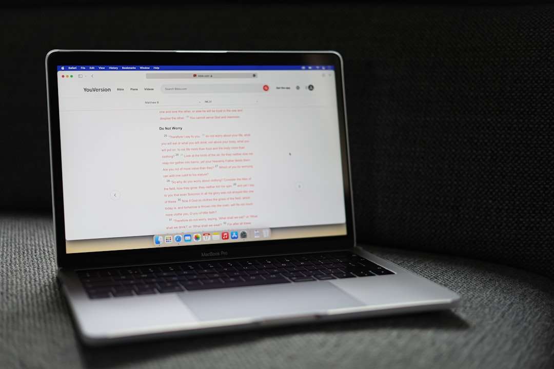 a laptop with a blank screen ai summarizing, web reader, helpful browser
