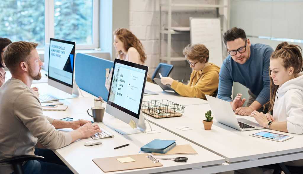 People working in front of the computer