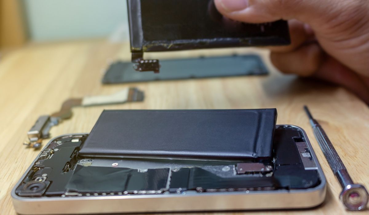 Can You Change the iPhone Battery On Your Own?