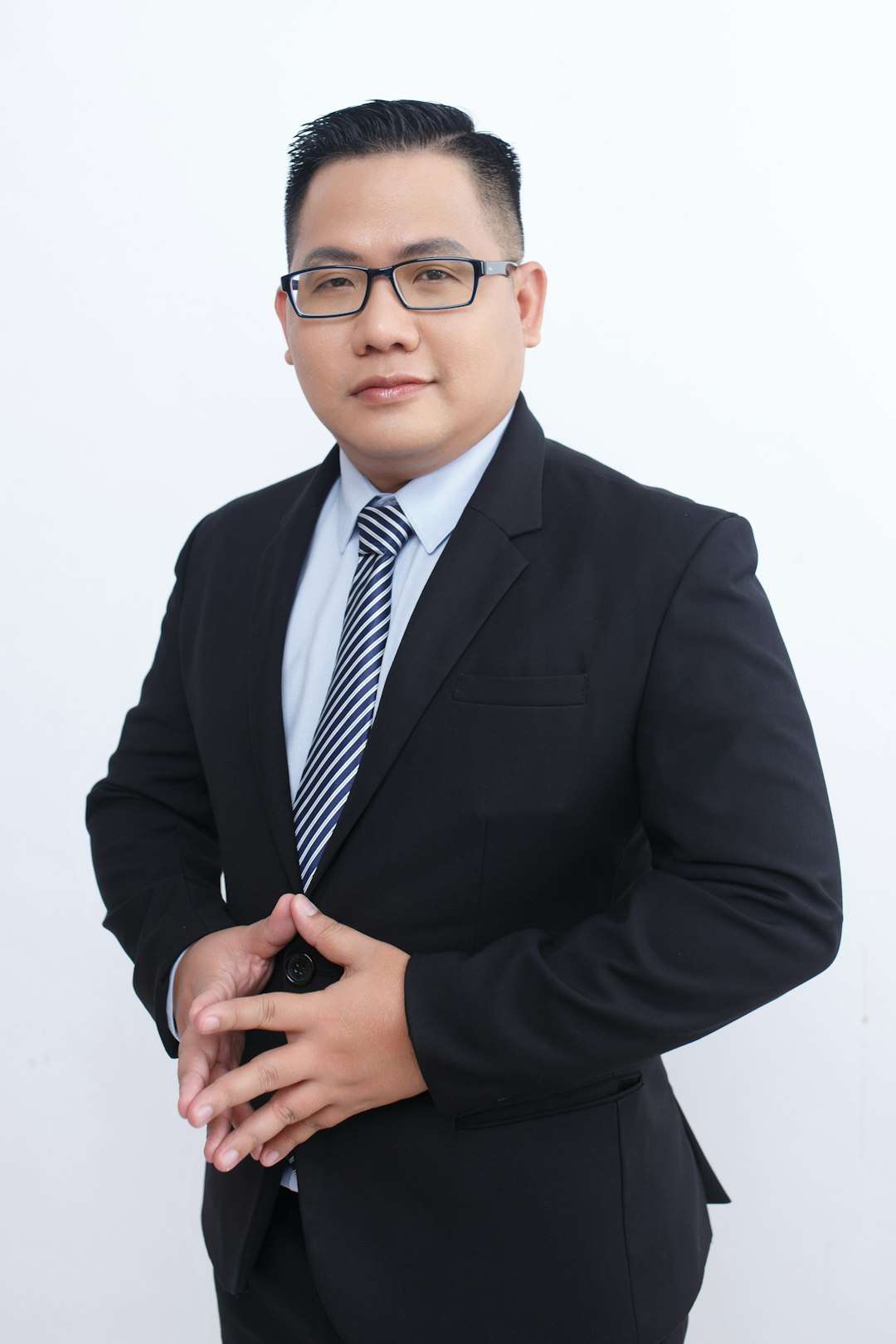 A man in a suit and tie posing for a picture Ben Stace, SEO expert, digital professional