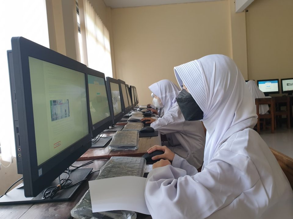 a couple of people working on computers kajabi dashboard online course creation